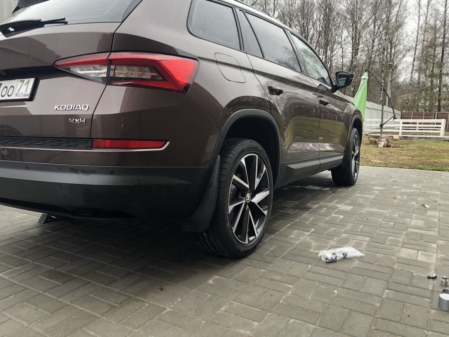 Skoda Kodiaq белый r19