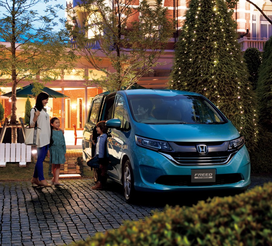 Honda компактвэн freed.