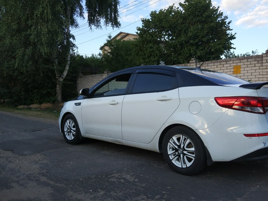 Kia Rio 3 седан на дисках белая