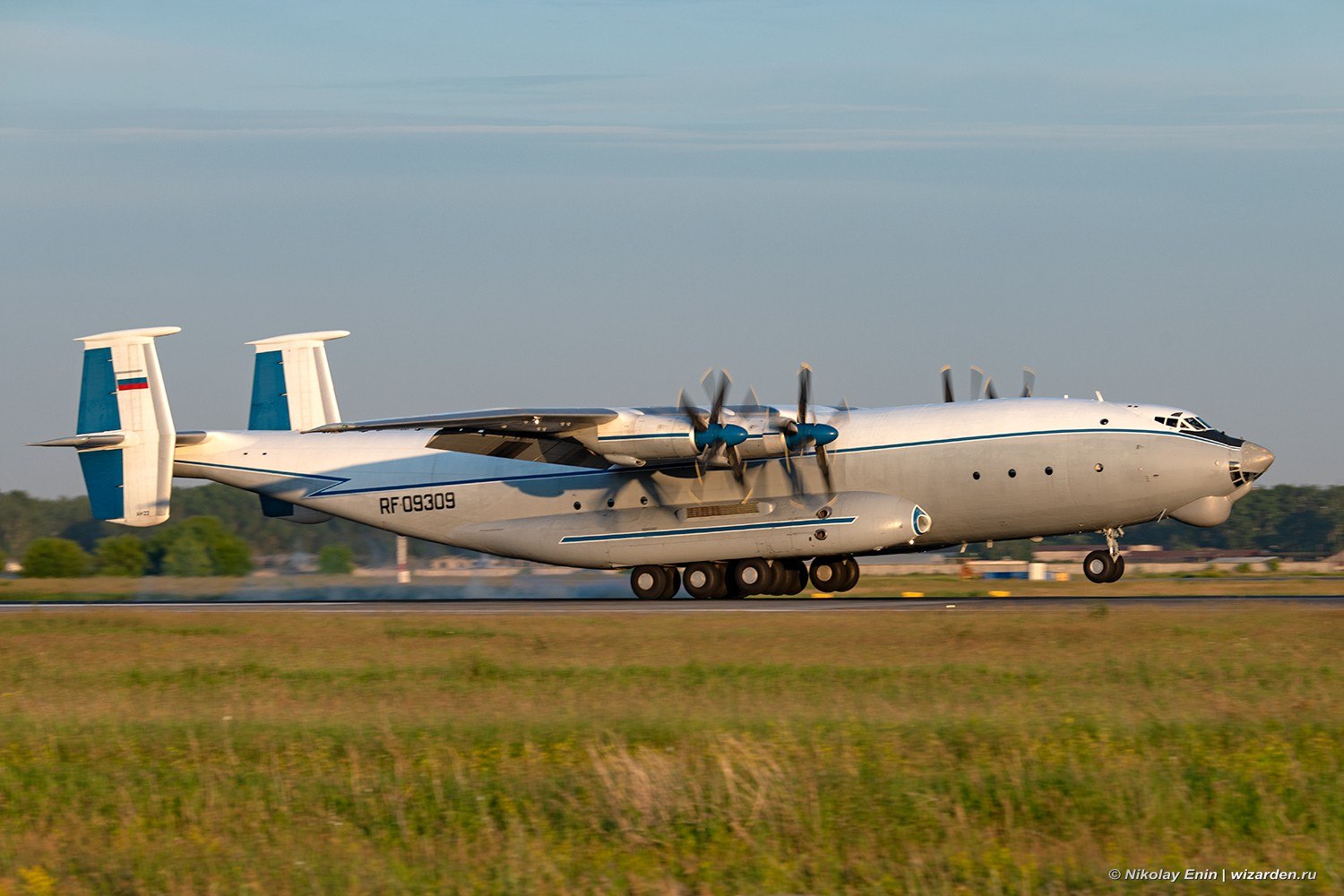 Самолет ан 50. АН 22 амфибия. АН-28 пассажирский самолёт. АН-22 пассажирский самолёт. АН 22 киль.