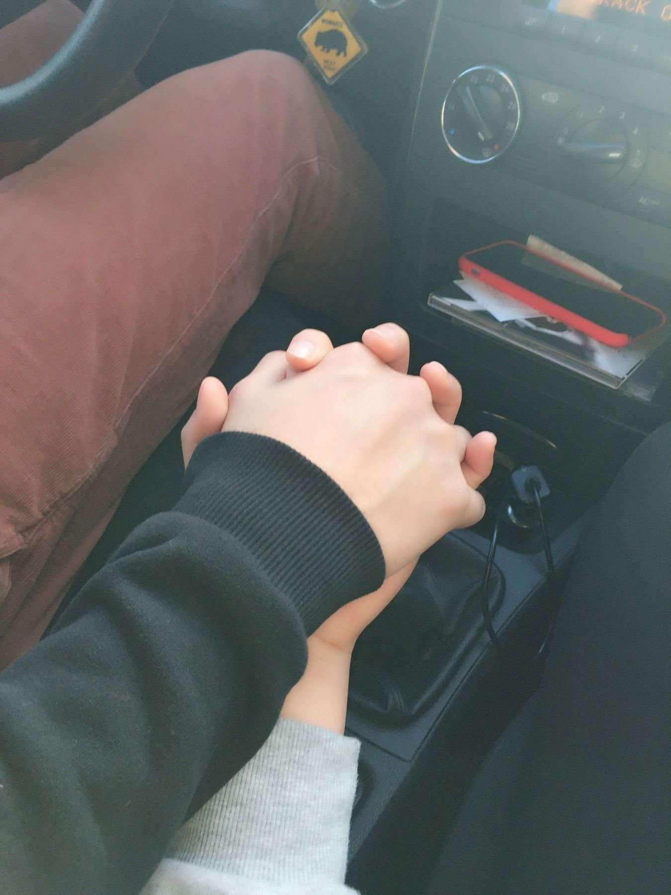 Фото рук в машине с девушкой