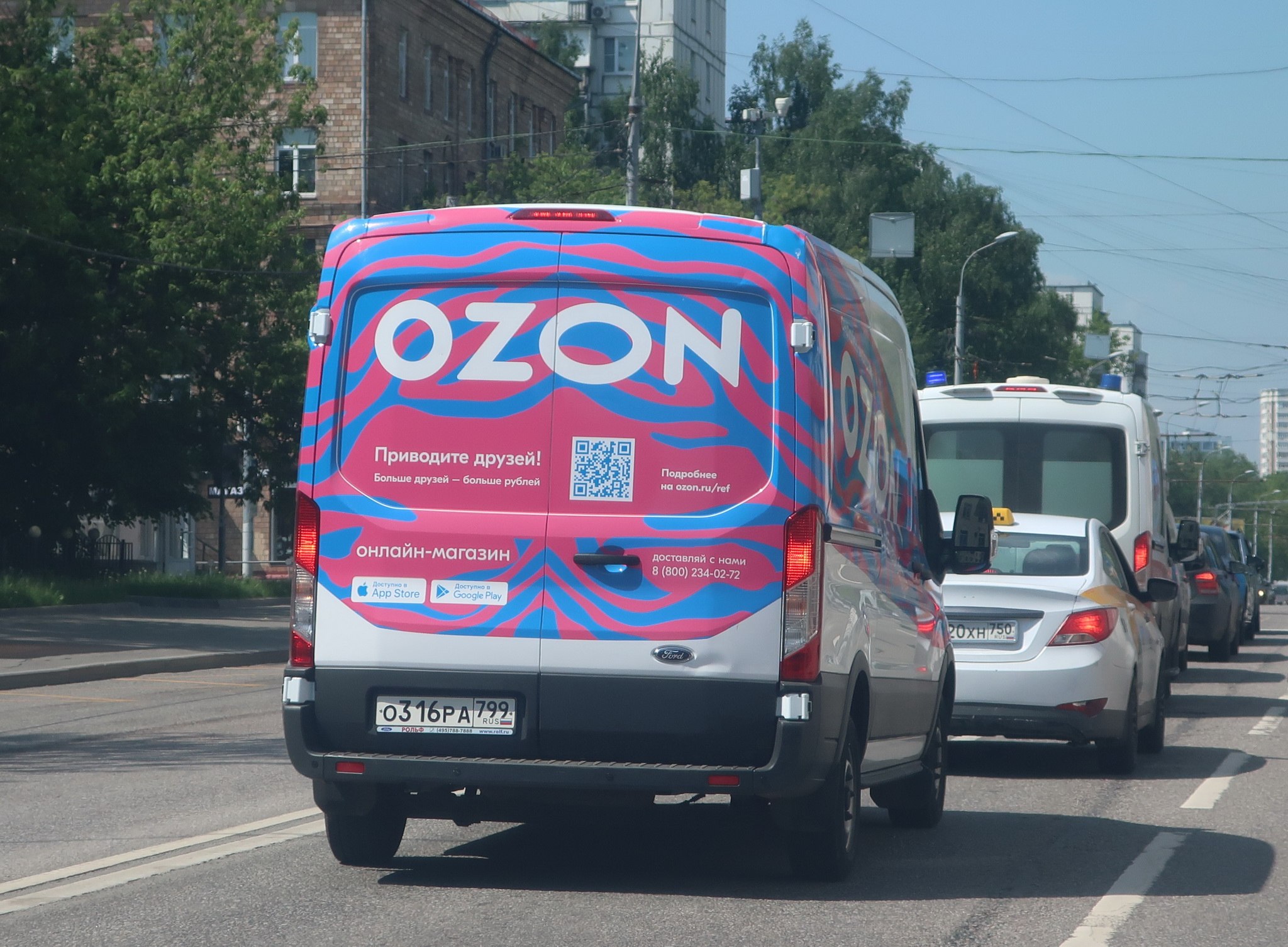 Озон автомобили отзывы. Ford Transit OZON. Форд Транзит Озон. Брендирование авто OZON. Брендированные машины Озон.