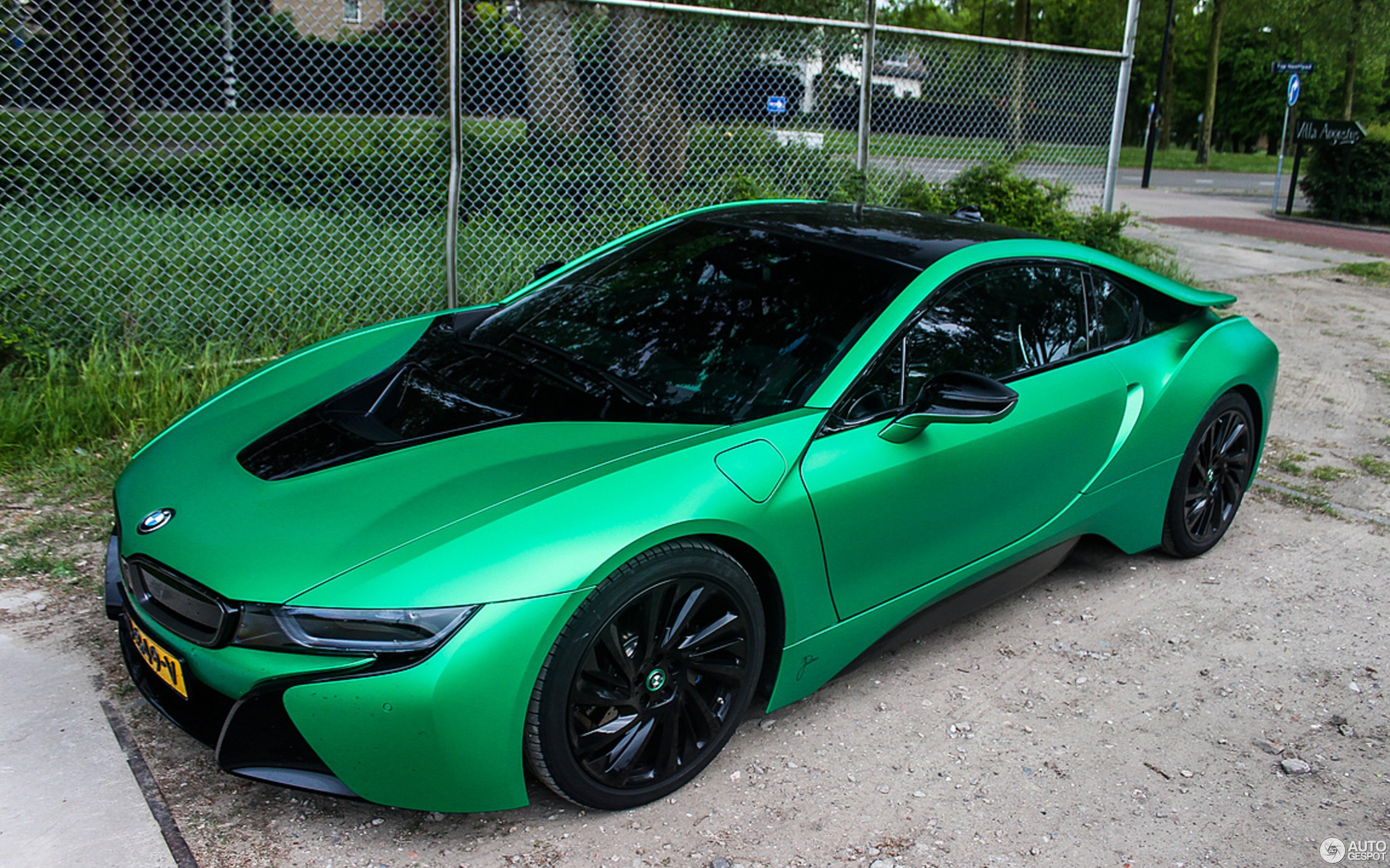 BMW i8 зеленая