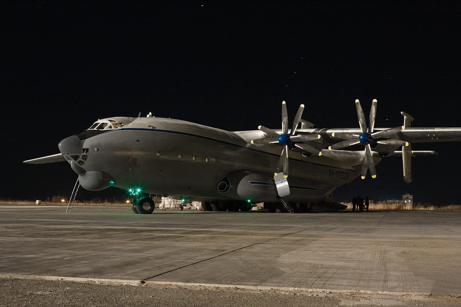 Фото военно транспортной. Самолёт Антей АН-22. АН-22 военно-транспортный самолёт. АН-22 Антей двигатель. Тяжёлый военно-транспортный самолёт АН-22 («Антей»).