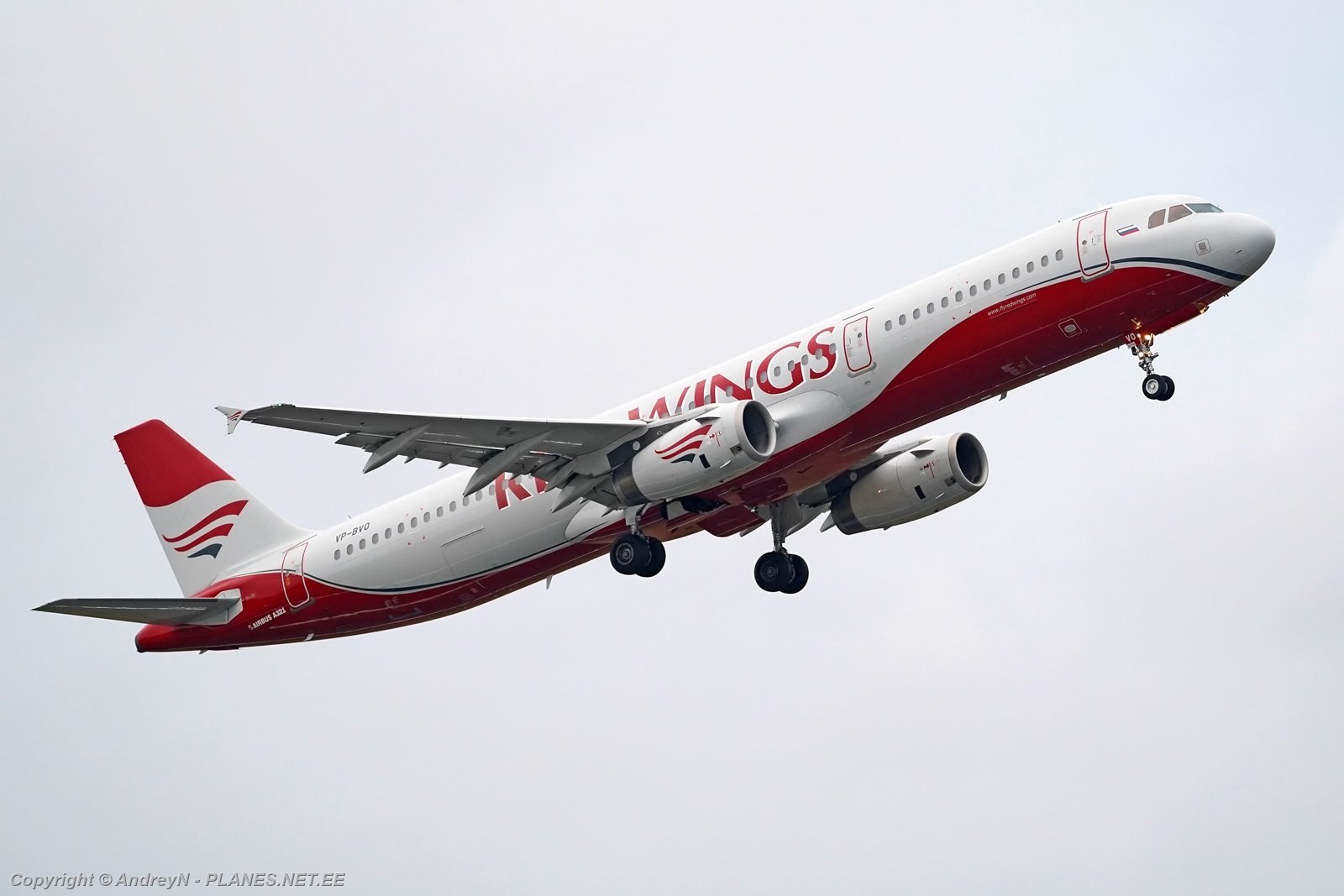 Рейс wz. Аэробус а321 ред Вингс. A321-231. Airbus a321 Red Wings салон. Red Wings Airbus a321 красный.