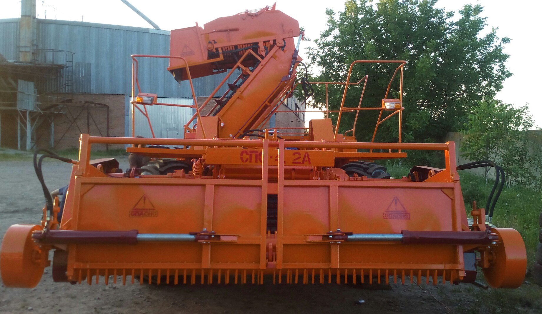 свеклопогрузчик спс-4. свеклоуборочный комбайн спс 4. 2. свеклоуборочный комбайн ркс-6. 2.