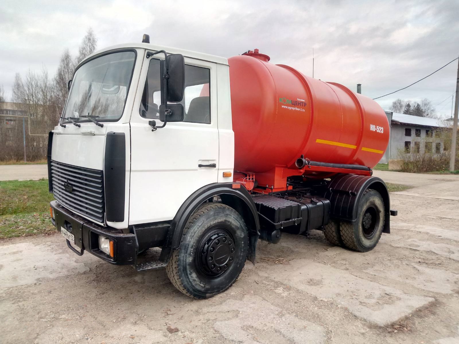 Ассенизаторские машины бу авито. МАЗ 4370 ассенизатор. МАЗ 5440 ассенизатор. МАЗ 5551 ассенизатор. Ассенизатор МАЗ ко 523.