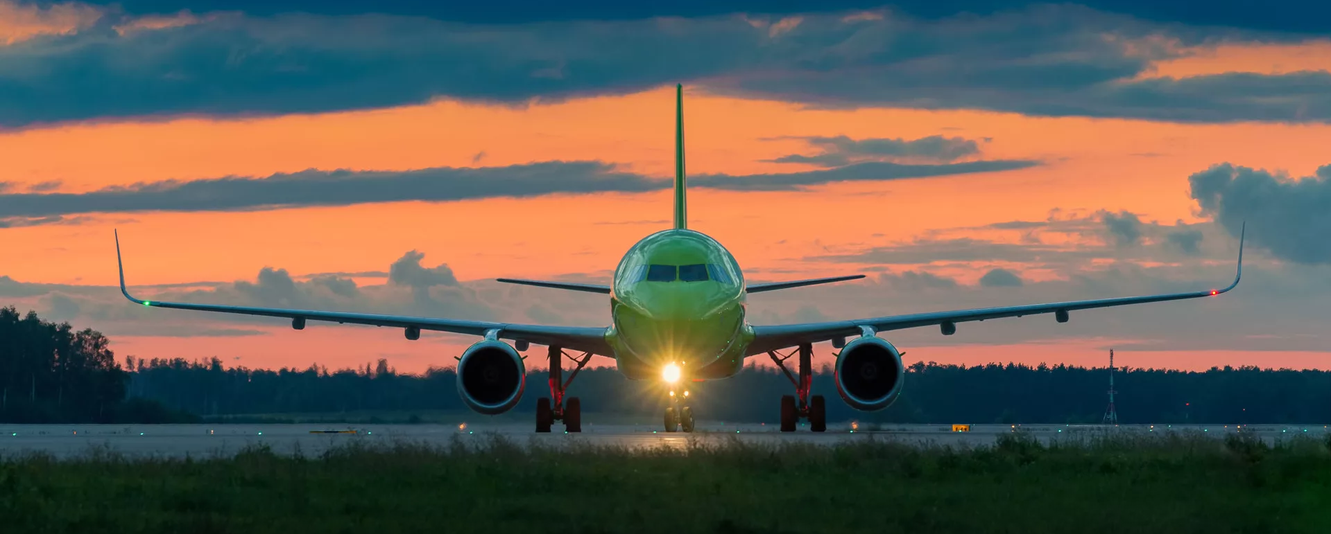 4 июля самолеты. Boeing 747 авиакомпания s7. Airbus a320 на взлете. А320 на взлете. Боинг 777 s7.