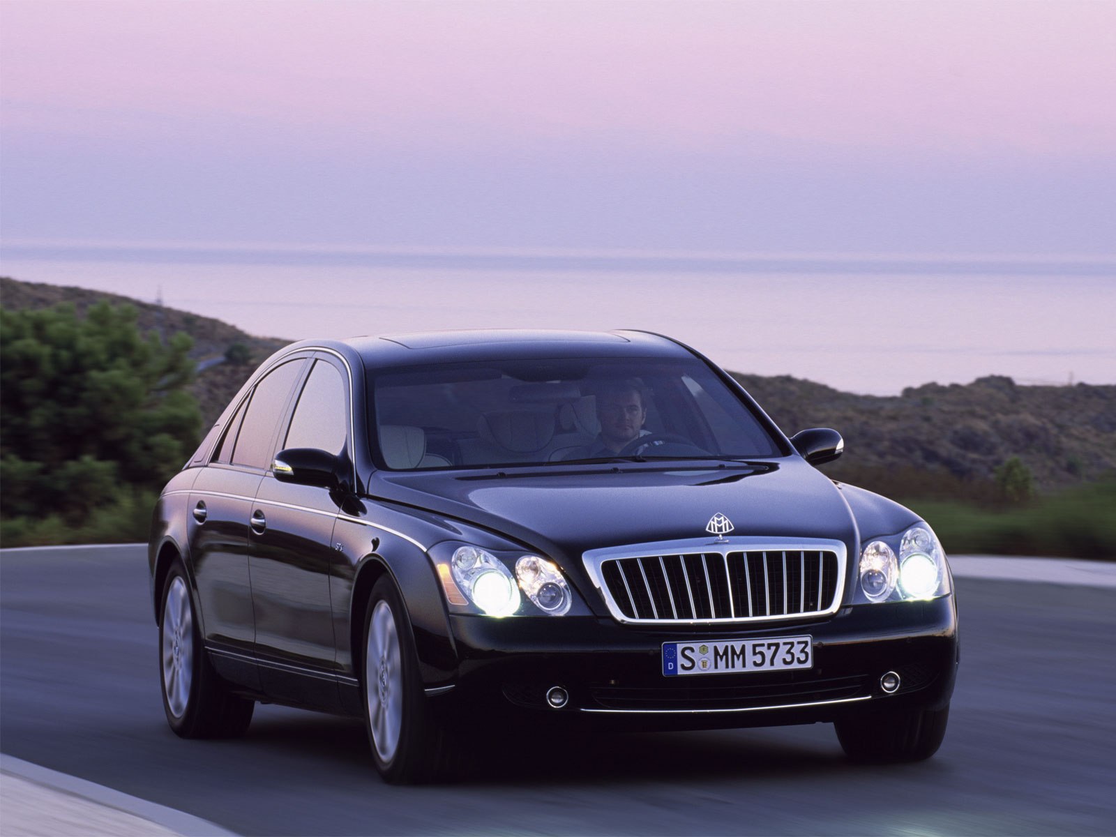 Укажите машины. Maybach 57 s w240. Maybach 2000. Майбах 57 фото. Майбах значок на машине.