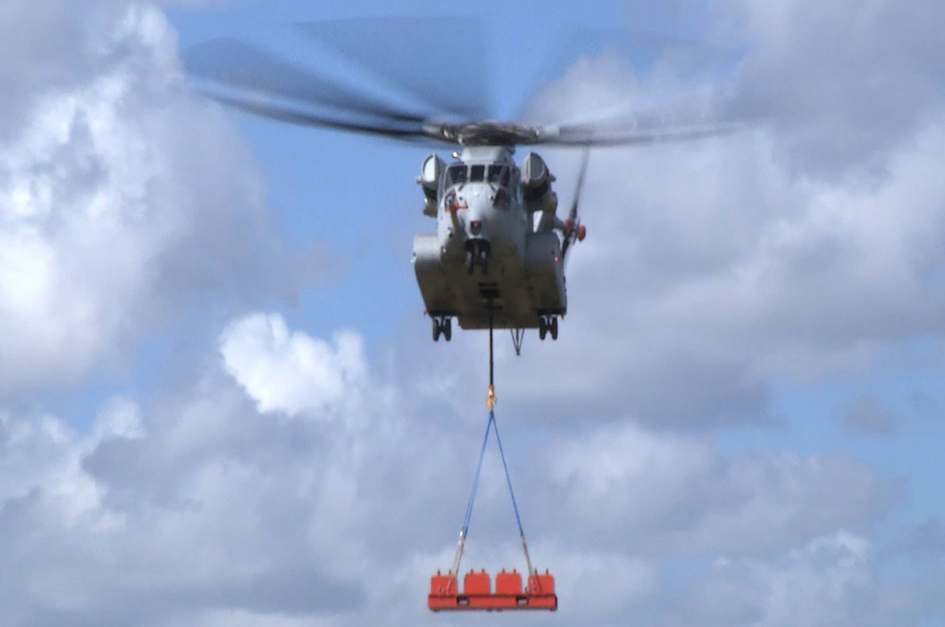 Вертолет с грузом. Ми-26 и Ch-53. Вертолет с грузом на внешней подвеске. Вертолет с подвеской.