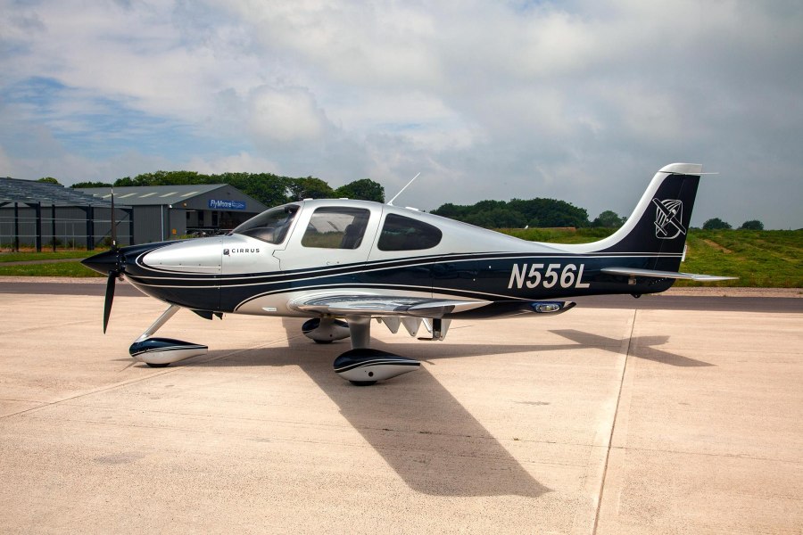 Самолет Cirrus sr22