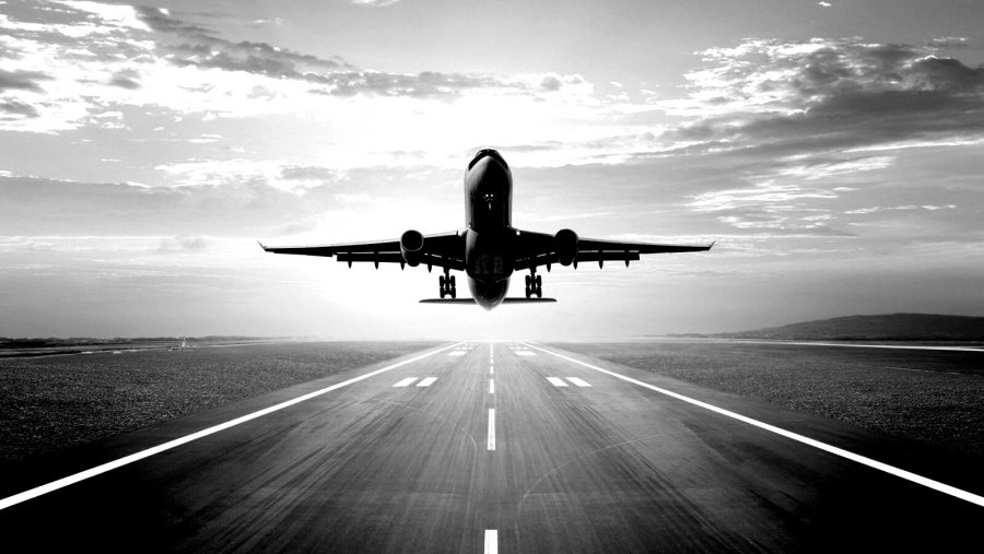 Боинг 737 на взлетной полосе