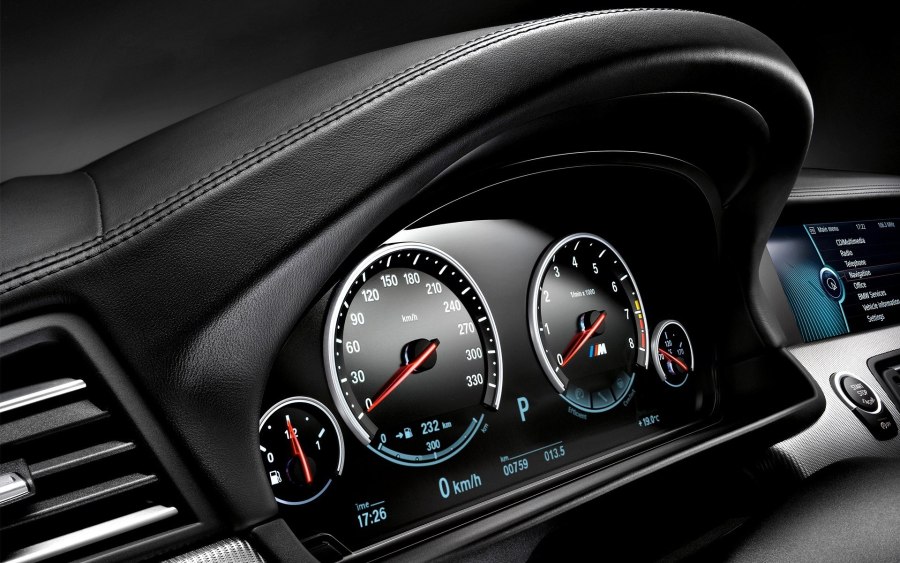 BMW m5 приборная панель