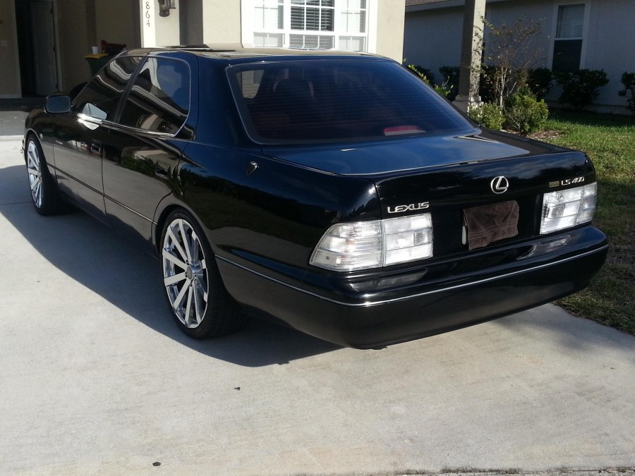 Old Lexus sedan ls400
