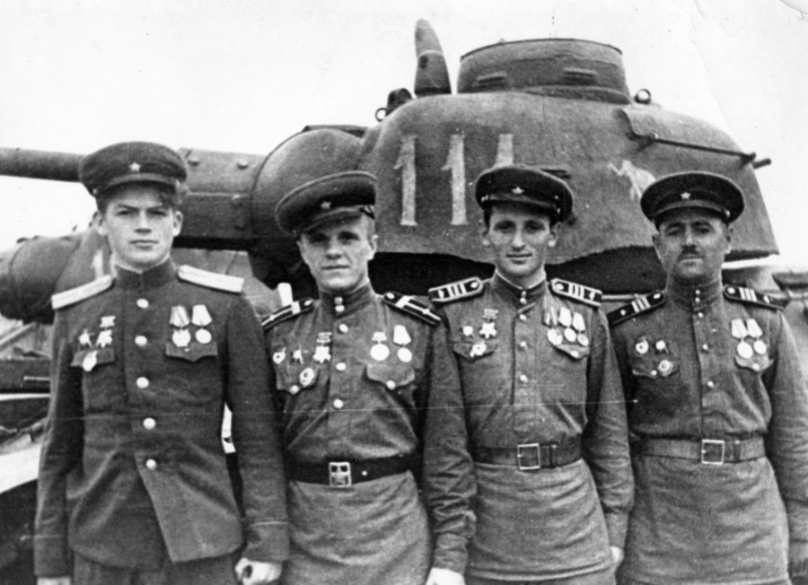 Экипаж танка т-34 -85 у могилы танкистов