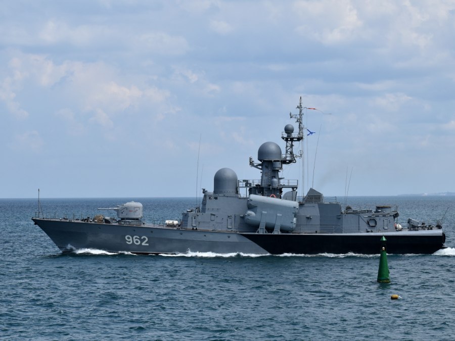 Морской тральщик Железняков Новороссийск