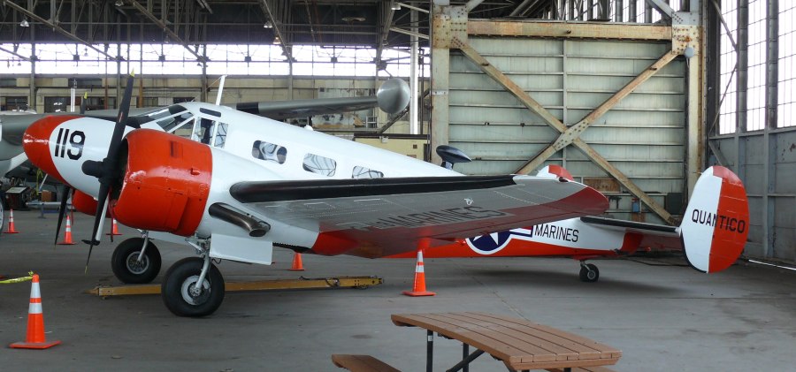 Beechcraft model 18 самолет