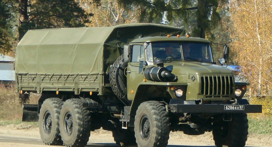 Военный тягач Урал 63704