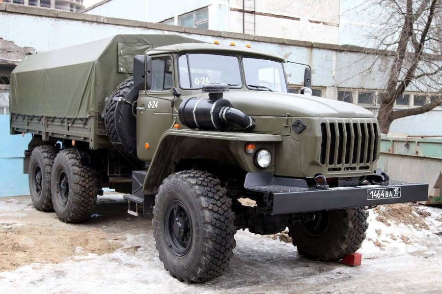Военный тягач Урал 4320