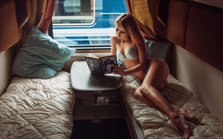 Margot Robbie в поезде