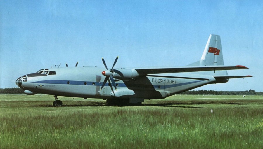 АН-8 военно-транспортный самолёт