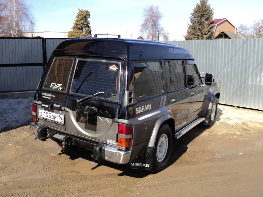 Фендера Nissan Safari 60