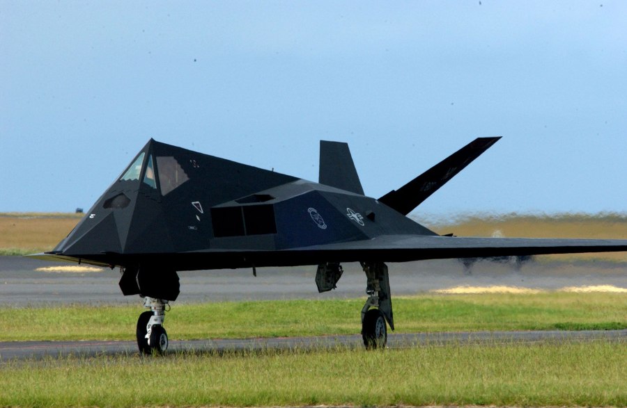 Стелс-бомбардировщик f-117