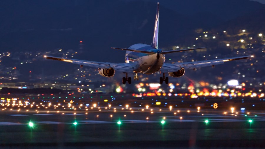 Боинг 737 на взлетной полосе