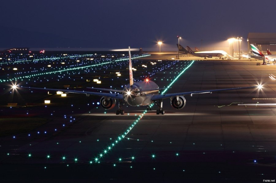 Боинг 777 в ночном аэропорту