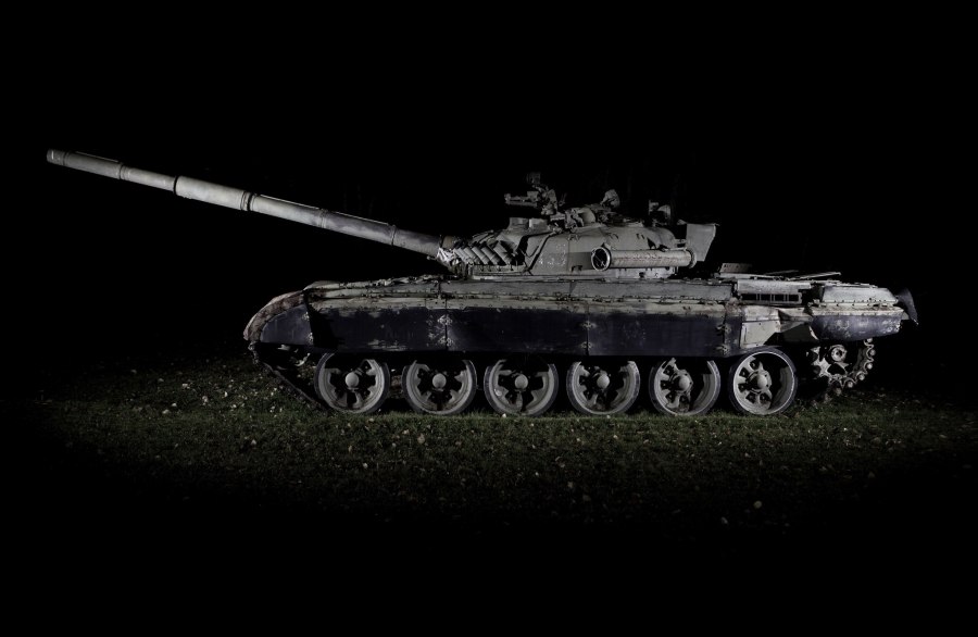 Военная техника на тёмном фоне
