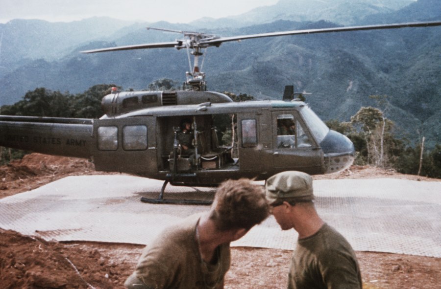 Вертолет uh-1b Huey