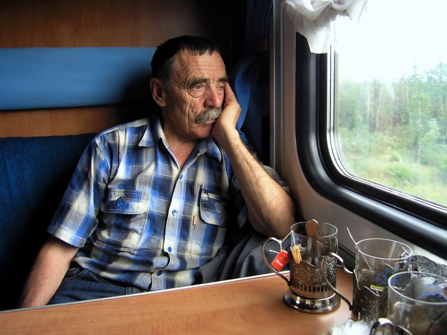 Люди в вагоне поезда