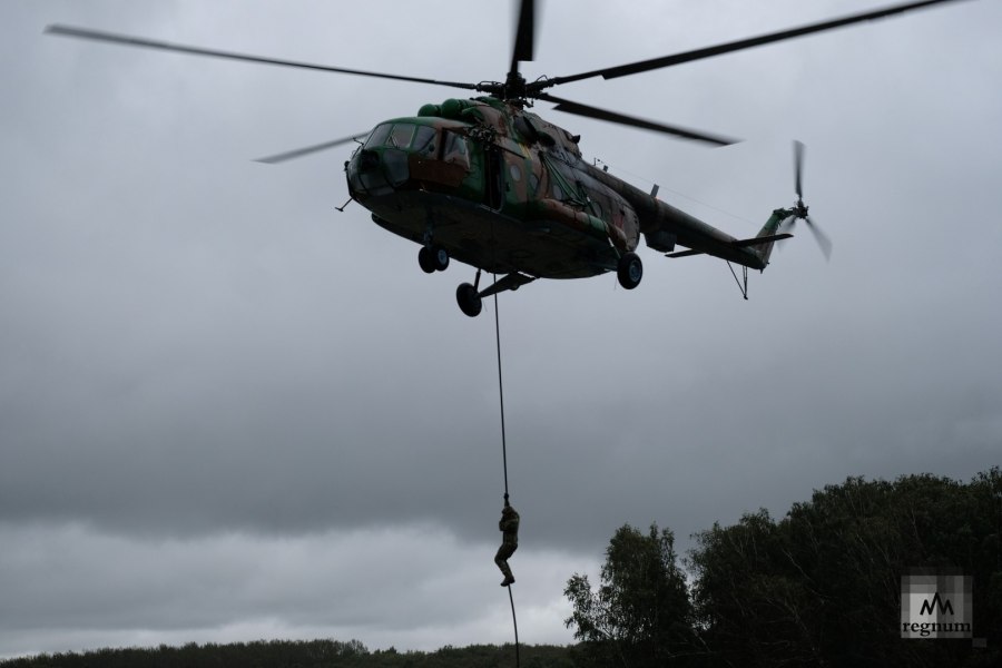 Десантники у вертолёта ми-8