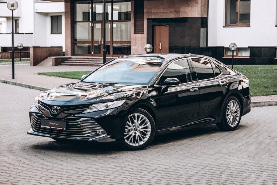 Чёрная Toyota Camry v70