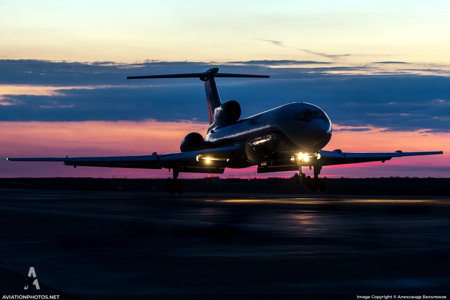 Самолёт ту-154 ночью