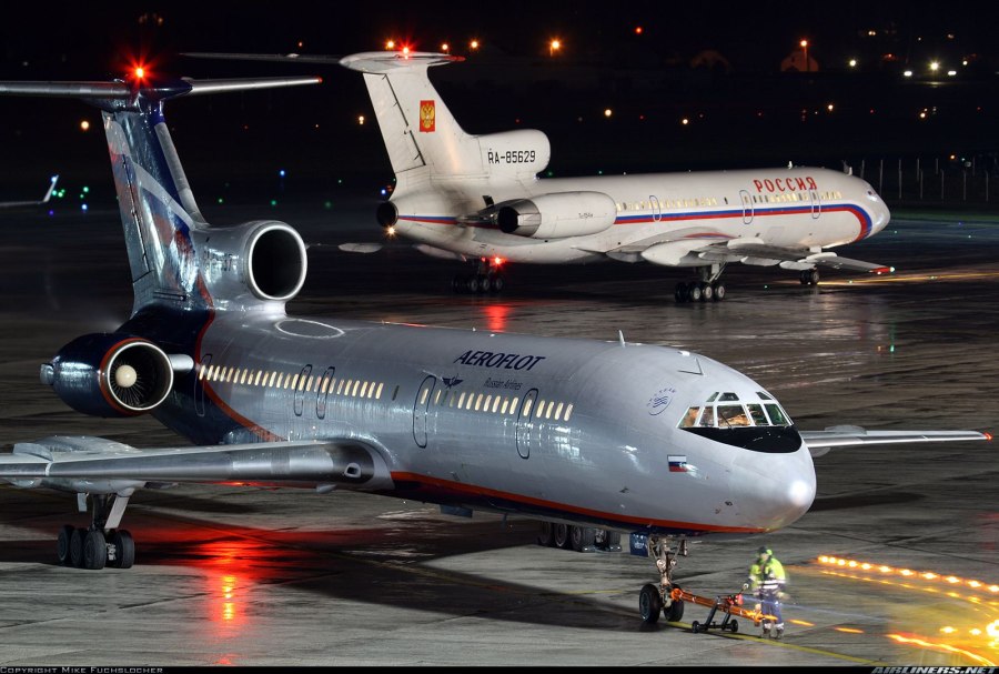 Самолёт ту-154 ночью