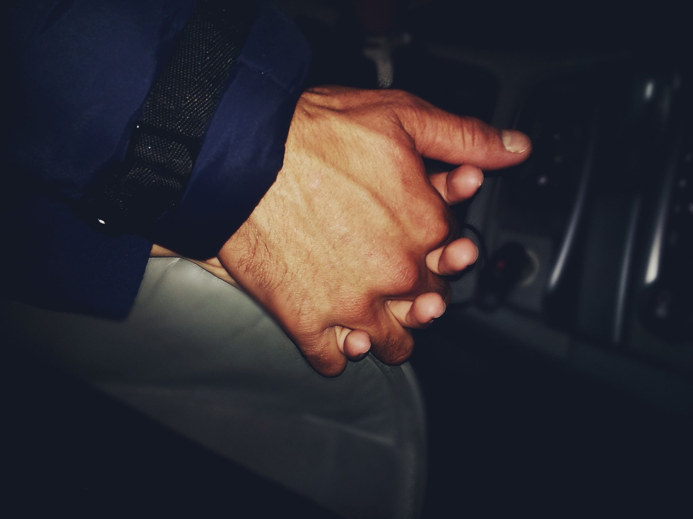 Руки влюбленных вместе в машине крупным планом | Премиум Фото