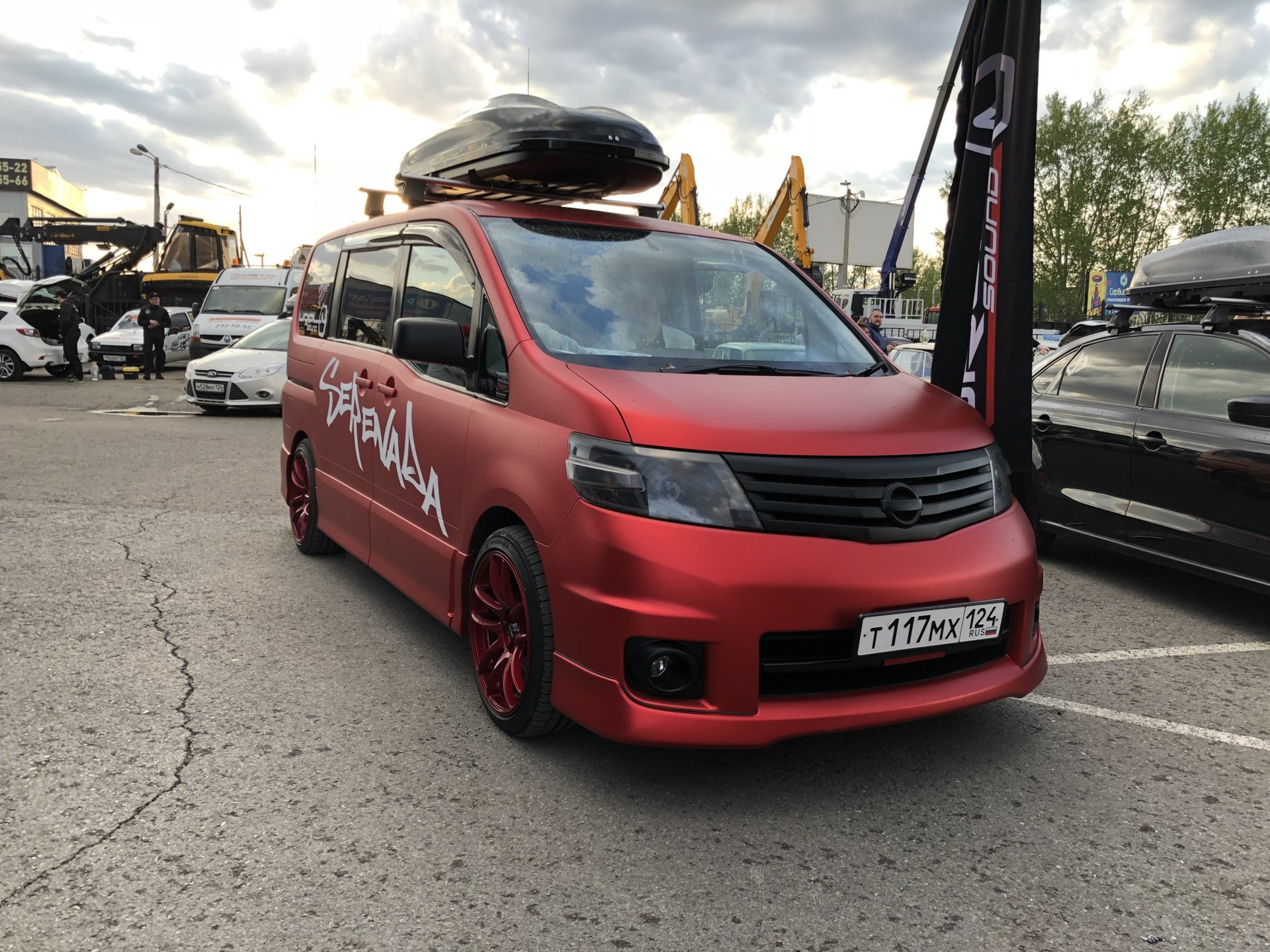 Диск ниссан серена. Nissan Serena 26. Обвес Serena c26. Nissan Serena c24. Serena c24 обвес.