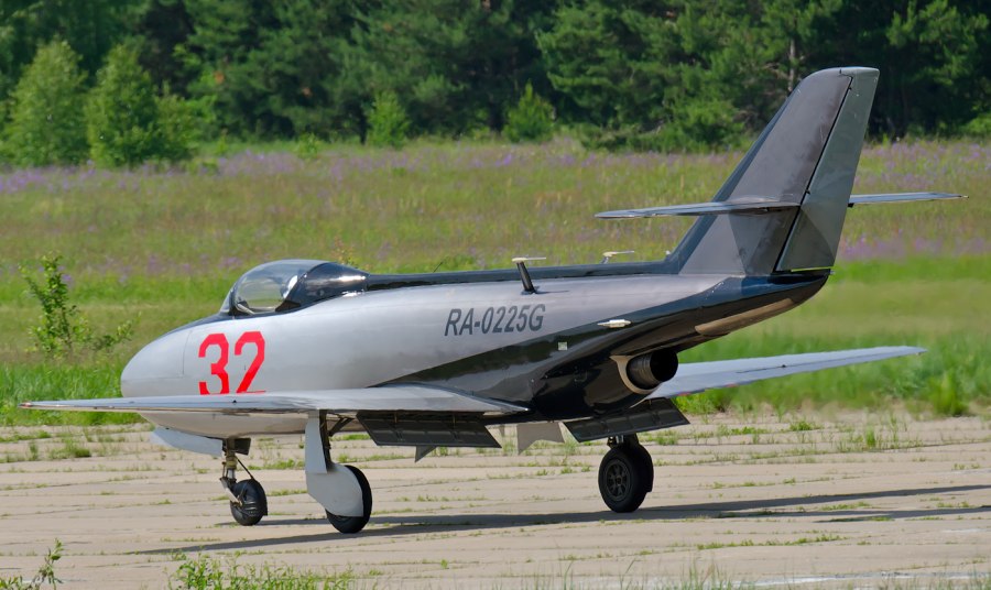 Учебно-тренировочный самолет як-32.
