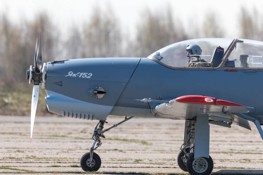 Самолёт як-152