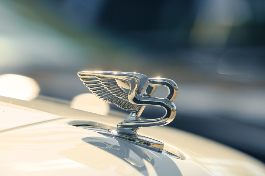 Bentley значок на капоте