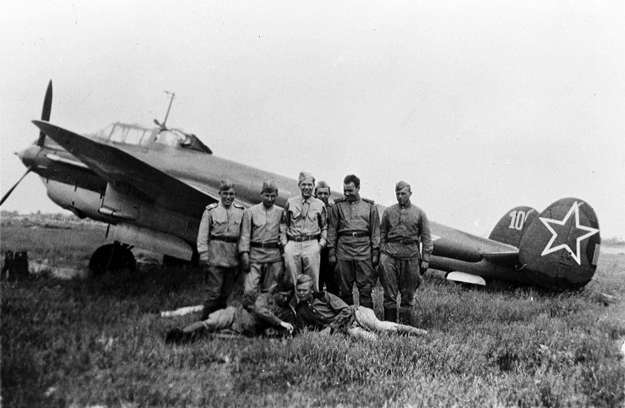 Самолёт пе-2 пикирующий бомбардировщик