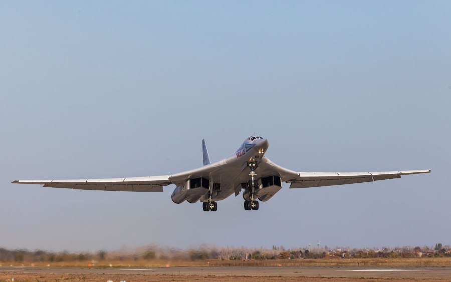 Российский стратегический бомбардировщик ту-160