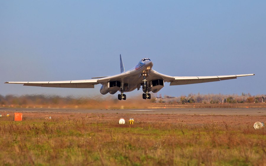 Стратегический бомбардировщик ту-160