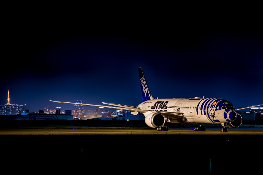 Боинг 787 Дримлайнер ночью
