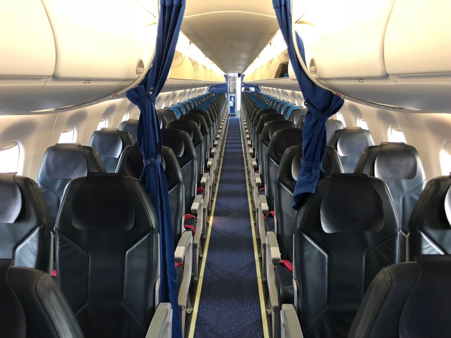 Embraer e190 салон