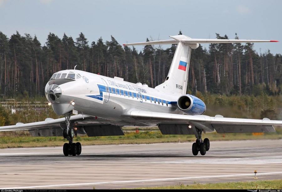 Военный самолет ту 134