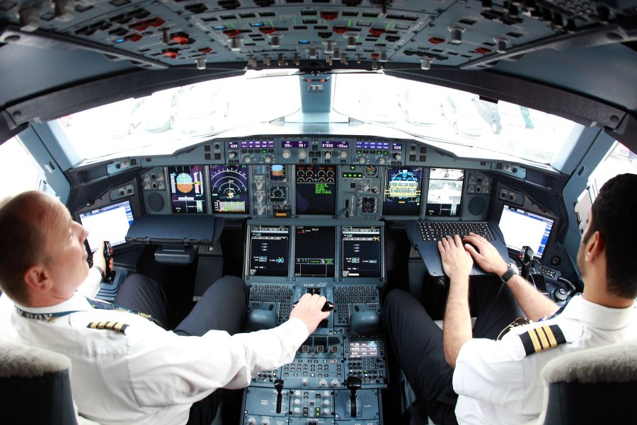 Кабина лётного экипажа a320