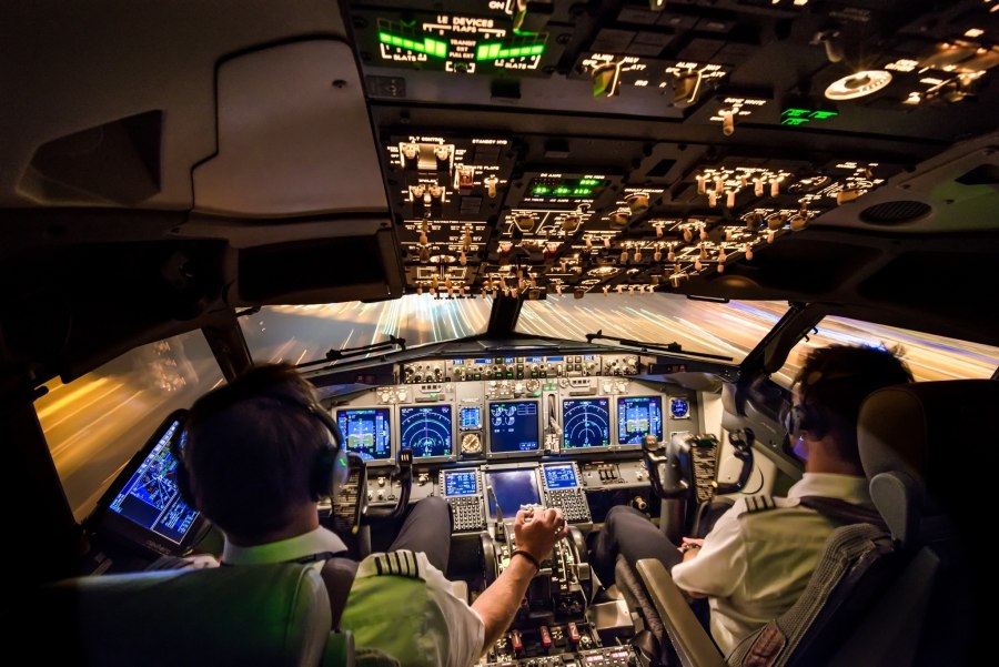Кабина самолета Боинг 737 800