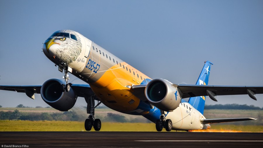 Самолетом Embraer e195-e2.